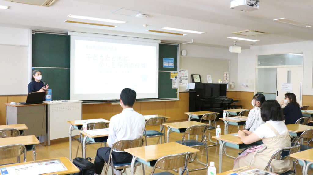 10月2日（日）に貞静学園短期大学（ていたん）にて開催したオープンキャンパスで、瀬川千津子先生が幼稚園教諭の現場経験を基に、保育・幼児教育分野の特徴と魅力をお伝えしました。