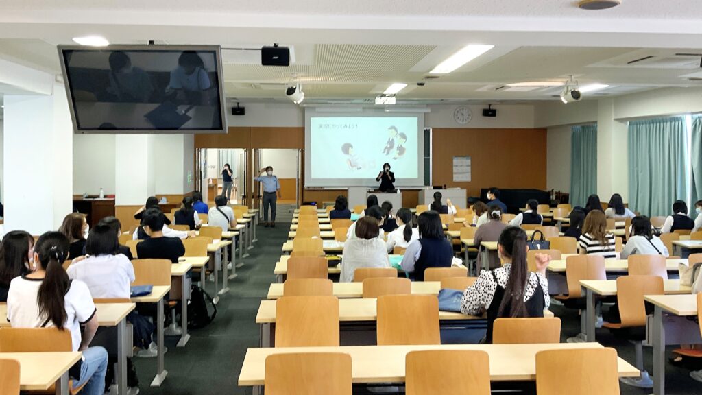 10月2日（日）に貞静学園短期大学（ていたん）にて開催したオープンキャンパスで、『面接のポイント解説講座』を受講しているシーンの写真です。
